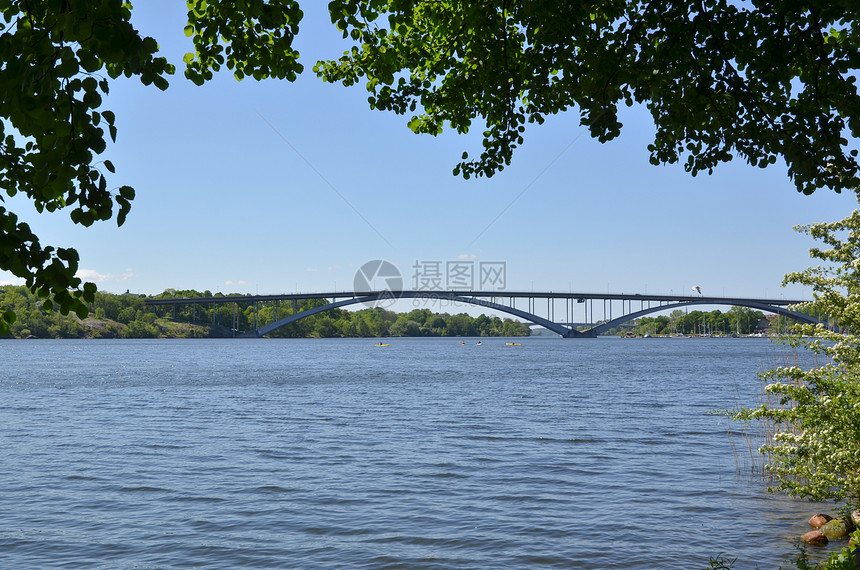 在斯德哥尔摩绿色城市的众多桥梁中 可以看到其中一座图片