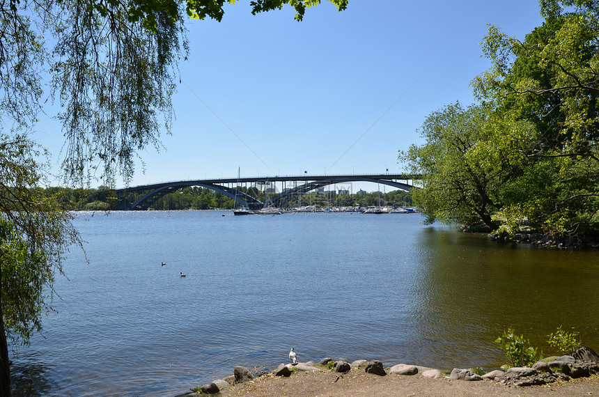 瑞典首都斯德哥尔摩绿色城市的一座众多桥梁 其中一座是这座桥梁之一图片