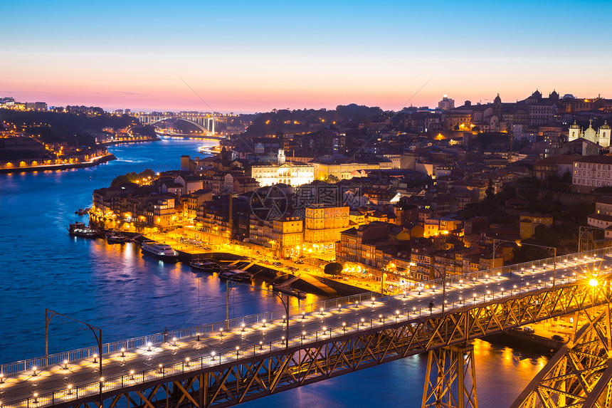 黄昏时的葡萄牙城市风景图片