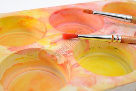 带油漆刷的调色板水彩画笔颜料创造力中风工艺背景图片