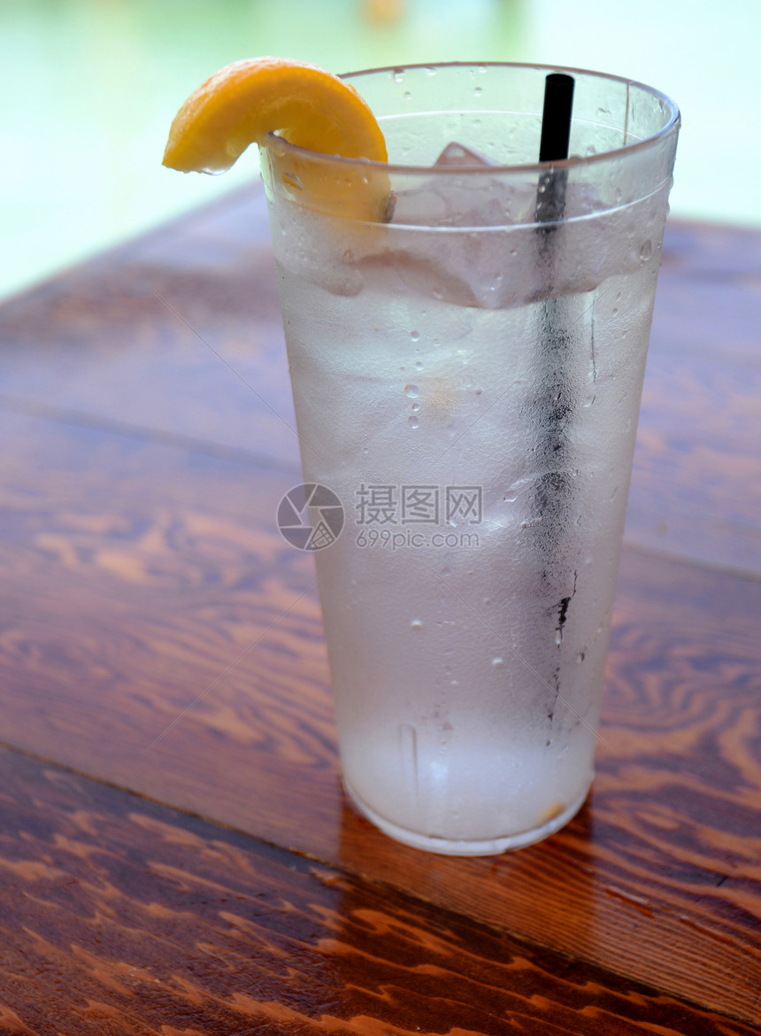 冰冰水木头饮料液体柠檬桌子稻草苏打水热带图片