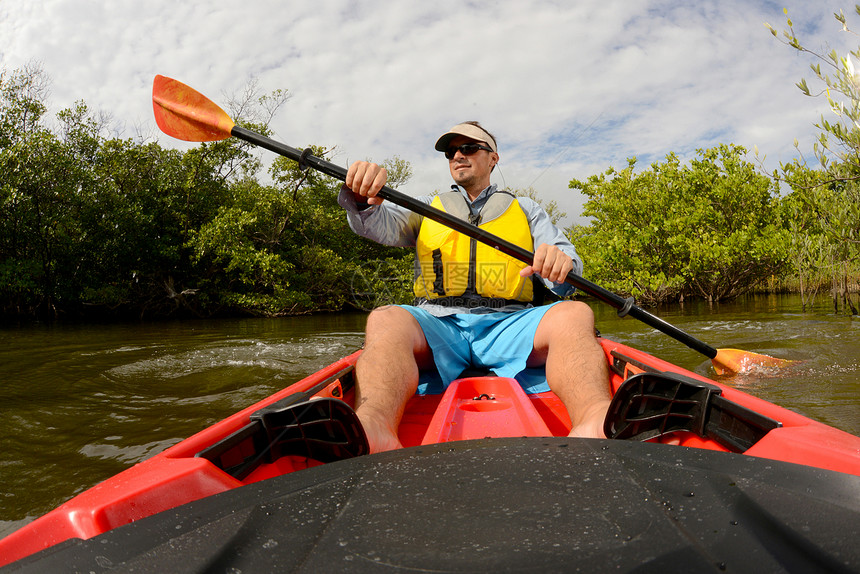男子穿红色皮艇运动员淡水活动乐趣荒野旅行冒险救生衣运动闲暇图片