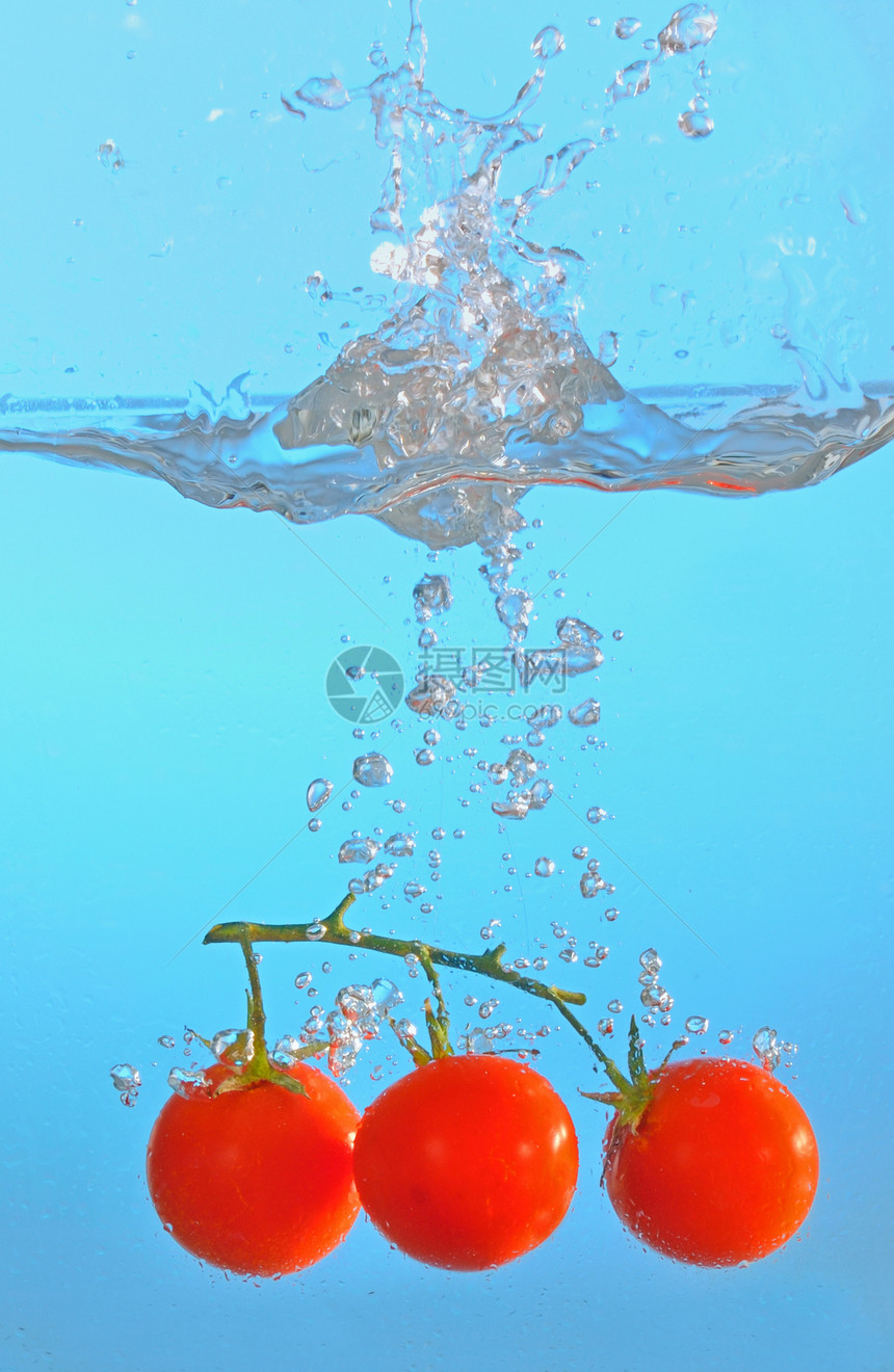 红西红番茄扔入清水中图片