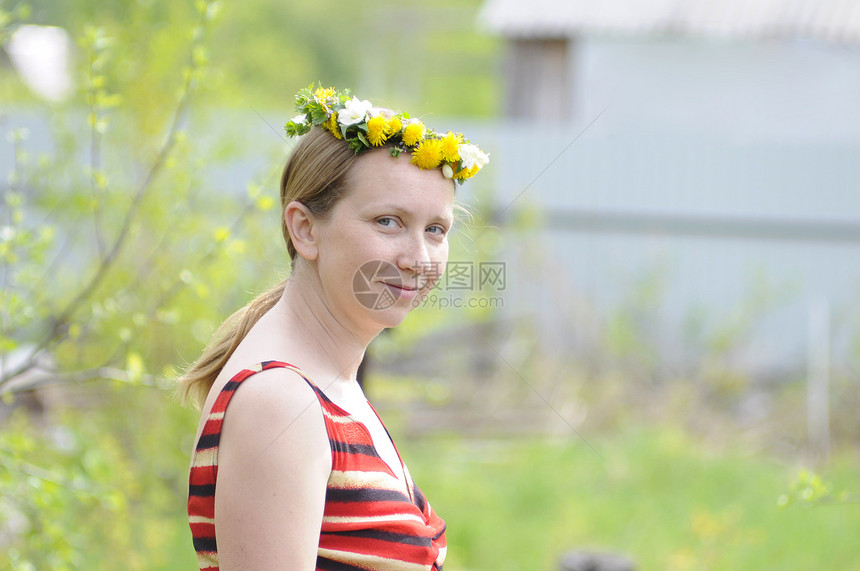 一位戴着花圈的快乐女人的肖像图片