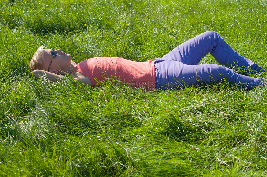 青春男子躺在草地上图片