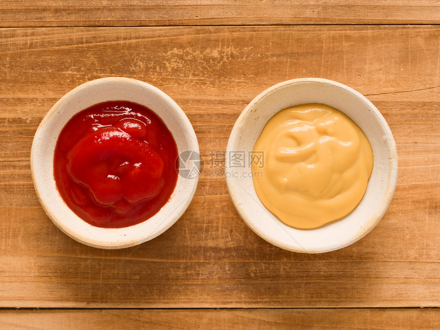生锈番茄和芥末酱水平黏土食物调味品黄色红色图片