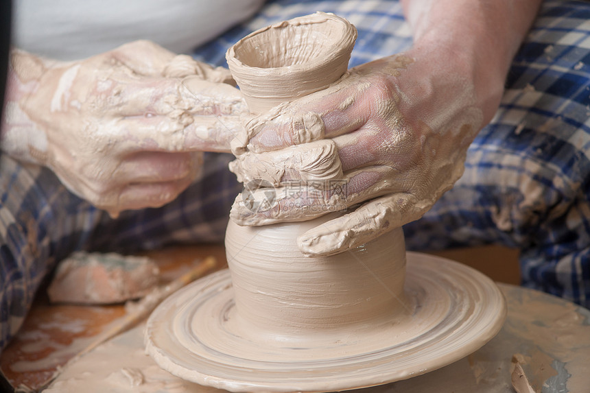 陶匠的手压力车轮专注艺术模具手工制造业黏土工作手工业图片