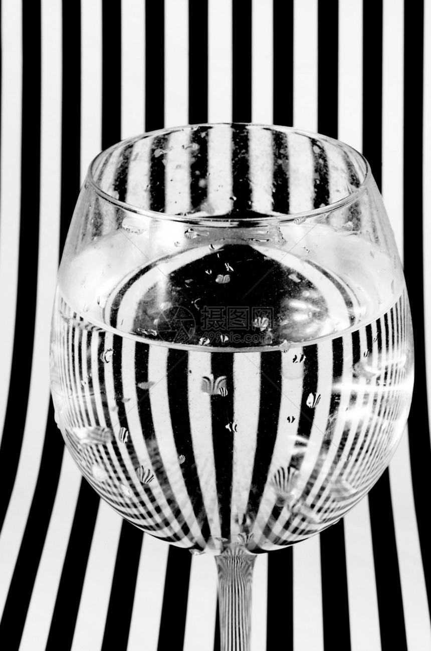 玻璃盘子白色黑色条纹图片