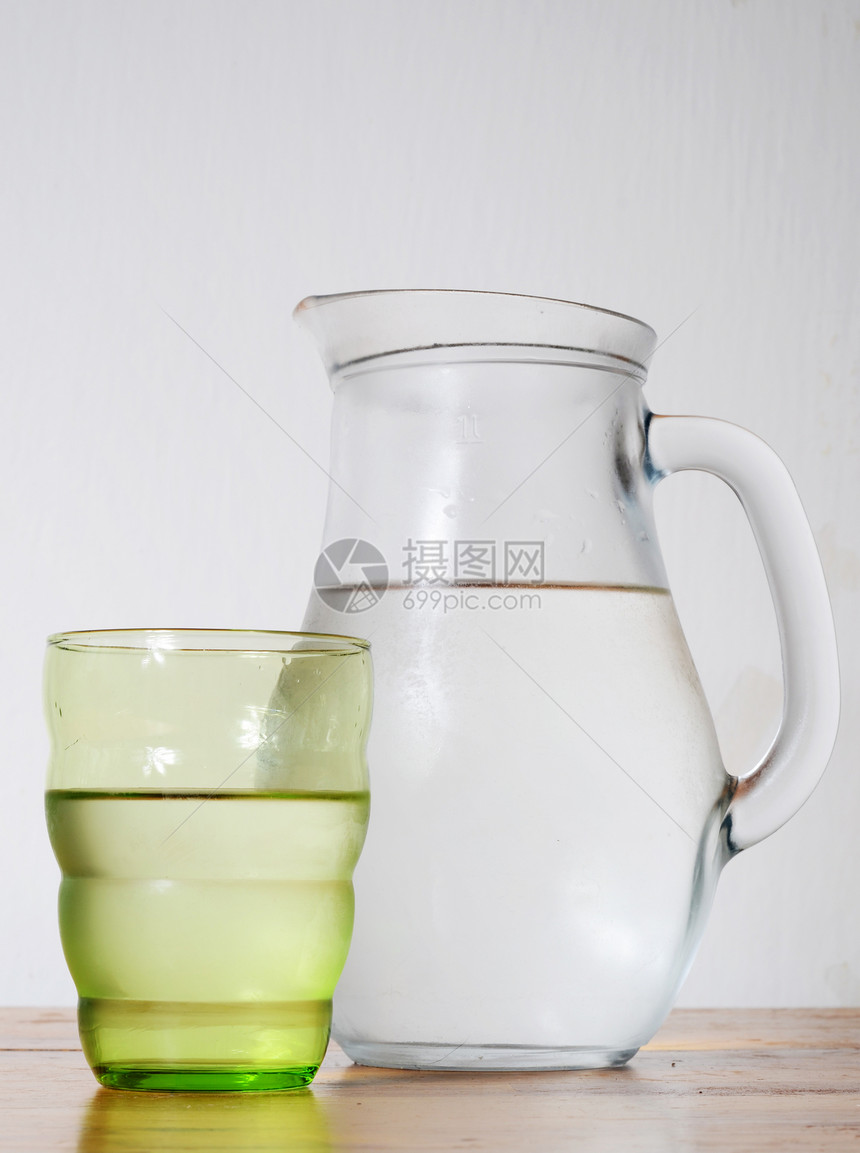 和冰水的杯子木头厨房投手盘子菜肴桌子绿色器皿氢气玻璃图片