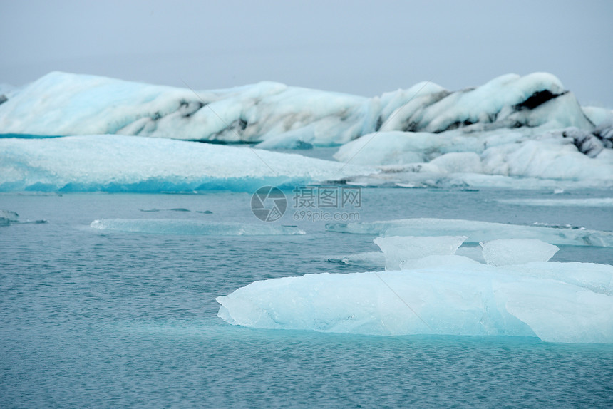 冰山在湖中漂浮气候冻结蓝色白色全球冰川图片