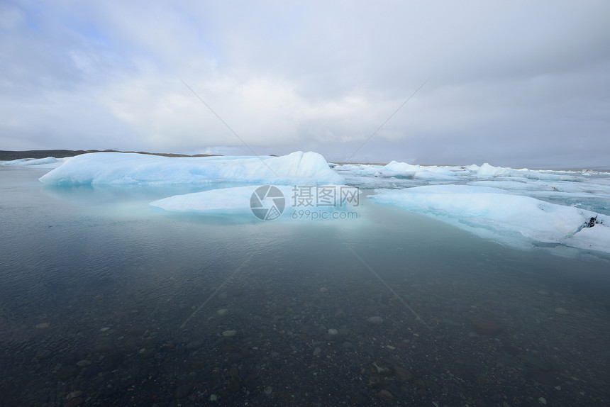 冰山在湖中漂浮冰川全球白色气候冻结蓝色图片