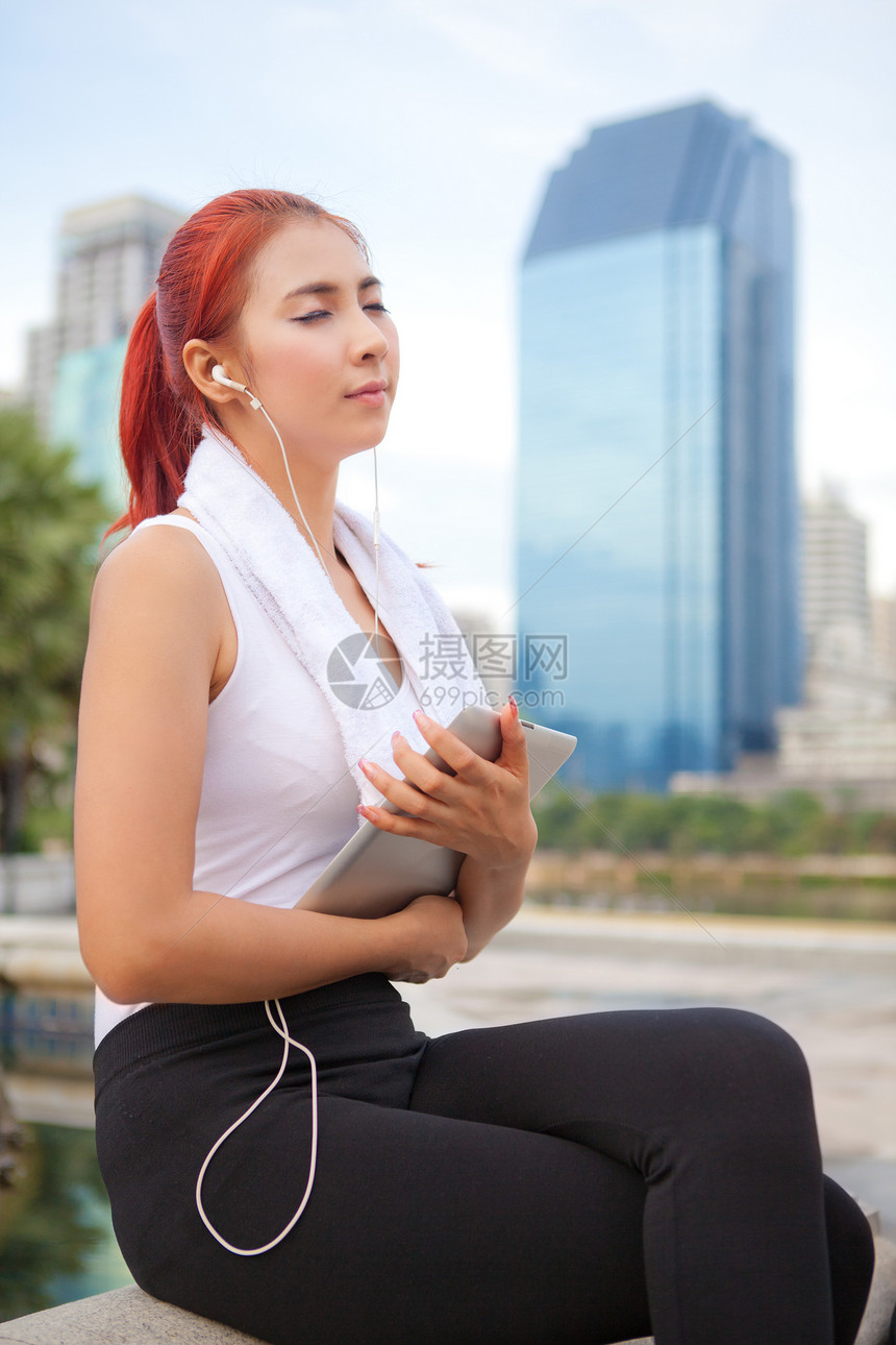 听音乐的健身妇女公园闲暇音乐女孩微笑城市快乐女士头发运动图片