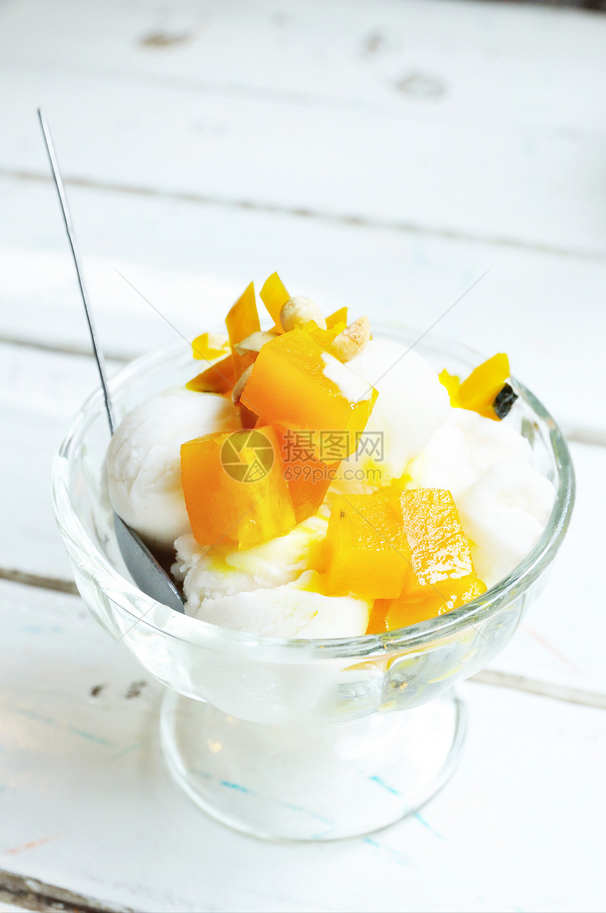 椰子冰淇淋勺子白色奶油玻璃甜点黄色土豆红色花生图片