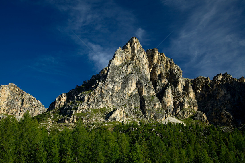 多洛米特爬坡岩石蓝色远足旅行远景登山地理阳光石头图片