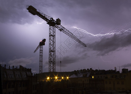 闪过城市上的闪电灯光雷雨起重机情绪风暴霹雳条纹闪光天空天气背景