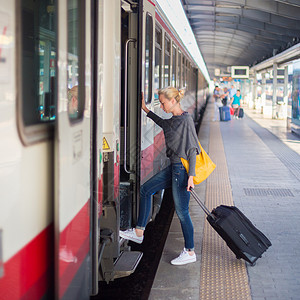 包平台素材女士在火车站等着呢航程旅行火车行李平台运输假期过境女性乘客背景
