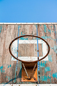 旧篮球板闲暇乐趣娱乐篮球运动篮球框木头游戏操场低角度背景图片