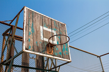 旧篮球板游戏运动乐趣操场木板低角度闲暇木头娱乐篮球背景图片
