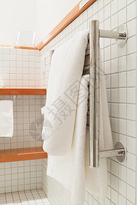 浴室架子架子上的毛巾浴室白色淋浴背景
