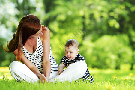 绿色自然女人婴儿快乐的绿色的高清图片