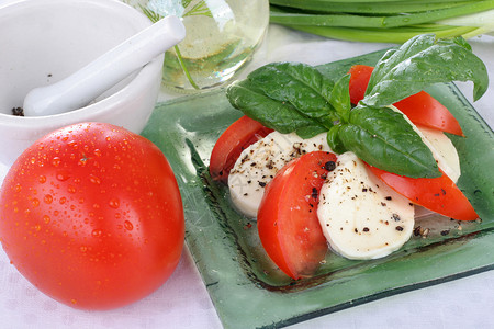 番茄和马扎里拉胡椒韭菜蔬菜盘子香料午餐食物地面食品维生素背景图片
