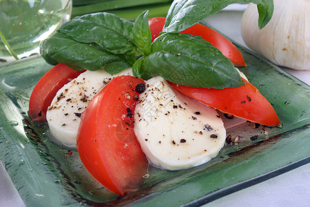 番茄和马扎里拉洋葱饮食减肥青葱食品地面午餐小吃维生素砂浆背景图片
