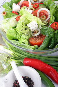 带新鲜蔬菜的沙律维生素饮食洋葱黄瓜微量元素韭菜盘子小吃香料减肥背景图片
