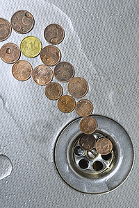 钱币被排到下水道厨房流动硬币溪流圆形金融储蓄垃圾金属危机背景图片