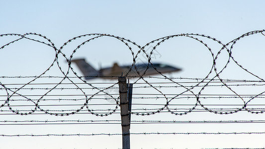 带刺铁丝网金属安全飞机场禁令栅栏边界高清图片