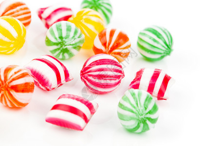 条纹糖果白色的彩色糖果被隔离在白色上食物条纹款待背景