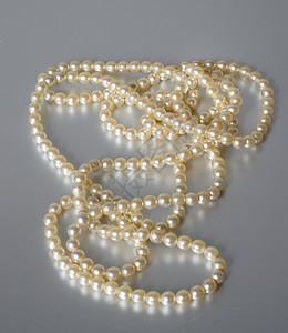 珍珠项链串珠珠子配件女性白色背景图片