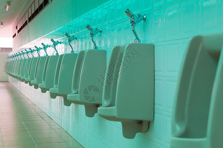 公共厕所中的瓷器小便卫生间男人洗手间男性小便池摊位浴室卫生白色房间卫生的高清图片素材