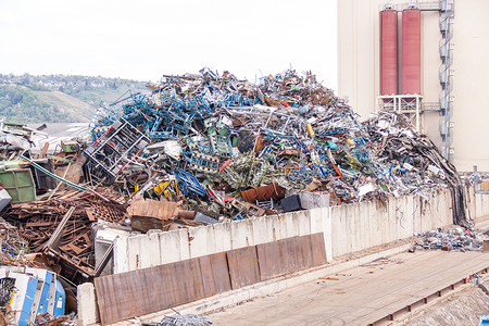 碎片边框正在装入或卸载的边框机械液压手臂起重机港口城市废料货物重负货运背景