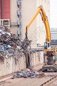 正在装入或卸载的边框工业废料起重机重负货物甲板港口加载码头城市背景图片
