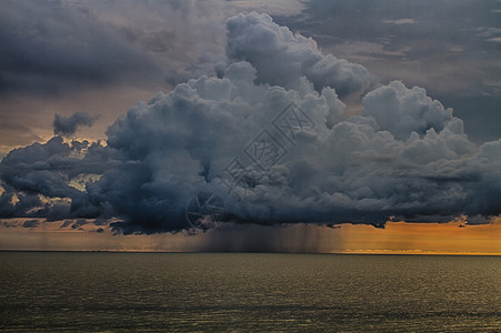 风雨同行共赢未来雷暴云气象灰色多云海洋风暴天空天气雷雨海湾日落背景