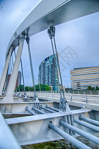 哥伦布 俄亥俄州的天际线 反映在Scioto河上首都大都会假期建筑学商业蓝天场景建筑物城市旅游背景图片