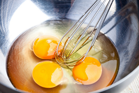 用金属碗鸡蛋盘子食物打浆机早餐烘烤烹饪营养糕点蛋黄厨房背景