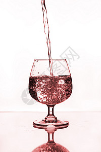 含水的葡萄酒杯运动玻璃酒杯饮料飞溅蓝色餐厅气泡阴影酒吧背景图片