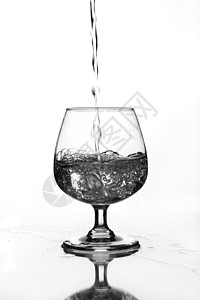 含水的葡萄酒杯酒杯阴影飞溅酒吧生活气泡液体酒精饮料玻璃背景图片
