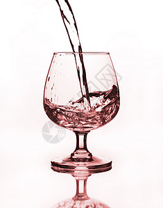 含水的葡萄酒杯饮料庆典液体运动气泡水晶餐厅酒杯杯子蓝色背景图片