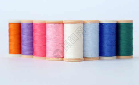 线索表格上的多彩线针线活橙子线程衣服羊毛爱好桌子卷轴蓝色紫色背景