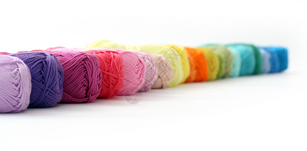 羊毛纤维表格上的多彩线棉布羊毛桌子缝纫爱好黄色绿色衣服织物材料背景