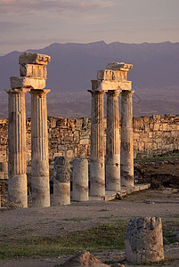 穆尼热·提来西古代希拉波利斯的废墟 土耳其帕穆卡勒石头纪念碑柱子风景旅行火鸡遗产地标国家石灰华背景