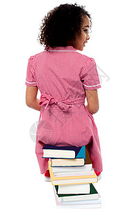 坐在书上女孩坐在一堆书上的女孩的背面姿势背景