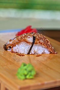 寿司单水果鳗鱼小吃蔬菜海鲜食物盘子午餐美食黑头背景图片