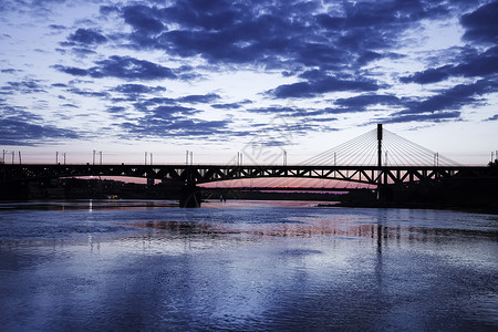 夜间桥梁场景蓝色夜景旅行电力电源线反射镜子天际日落背景图片