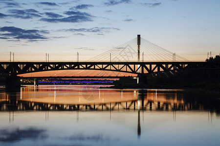 夜间桥梁橙子旅行地方天际施工日落蓝色电源线建筑夜景背景图片