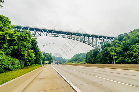 山上阴云的一天 在高速公路上架起钢桥背景图片