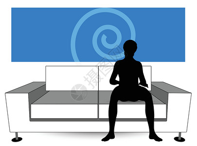 在沙发上看电视沙发上的人的脚影白色阴影成人对象电视女性男人休闲活动家居设计图片