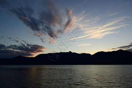 皮埃蒙特马吉奥雷湖 卢伊诺湖边日落背景